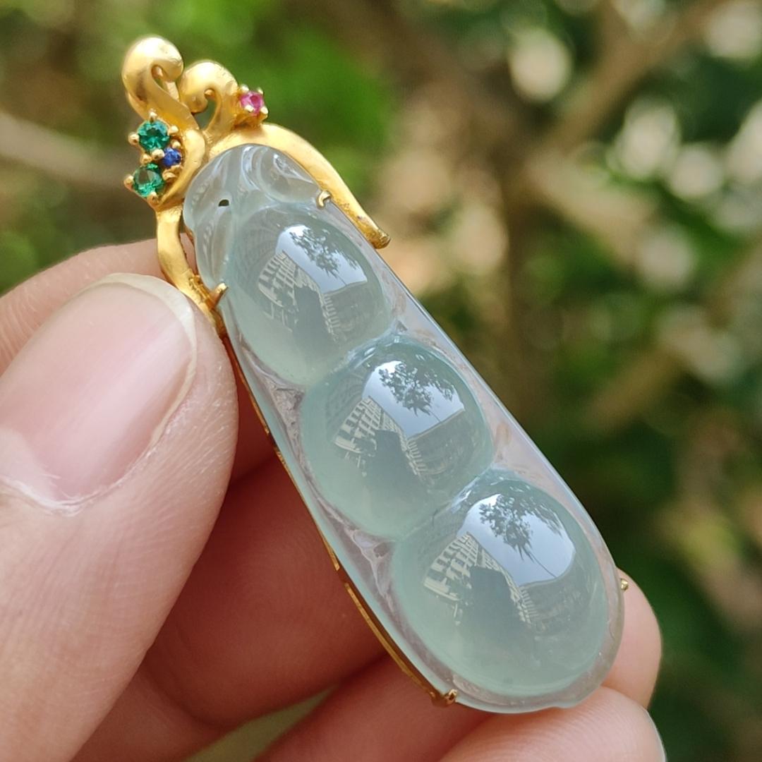 Icy Translucent Premium Quality Natural Type A Jadeite Jade crafted as Bean set on 18k Gold as Pendant, certificate weighs 5.31 grams, measurement 40.6 * 12 * 8 mm (18kp52)