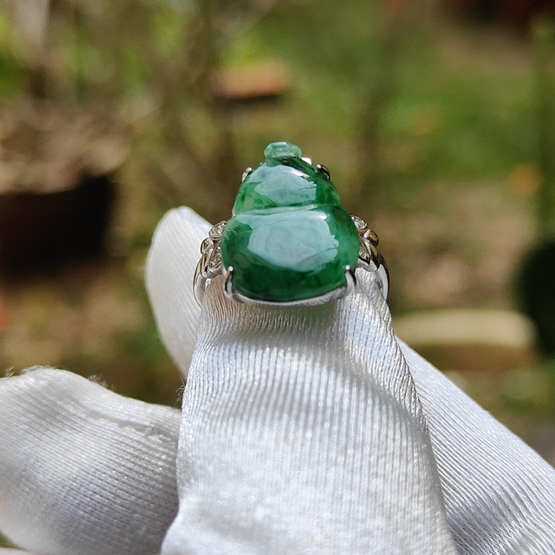 Quality Spicy Green Natural Type A Jadeite Jade crafted with the shape of Gourd set on S925 as an adjustable Ring with certificate weigh 2.67 grams, measurement 15.6 * 11.8 * 2.7 mm (s925ring8)