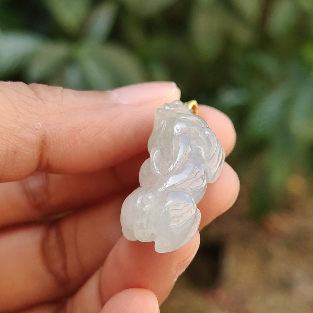 Semi Icy Quality Natural Type A Jadeite Jade crafted as Pixiu set with 18k Gold Clasp as pendant with certificate weigh 6.76 grams, measurement 26.7 * 13.7 * 10.2 mm (18kp33)