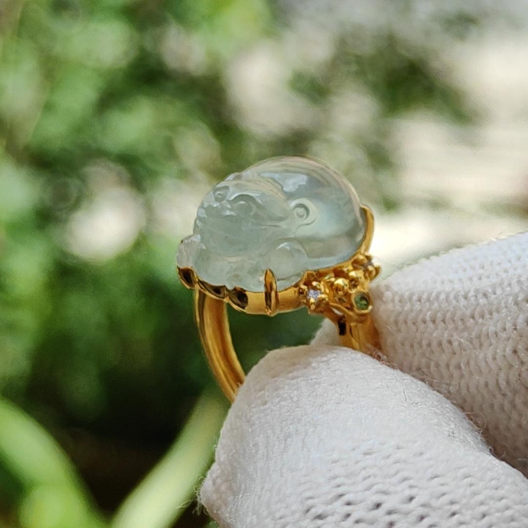 Premium Icy Natural Type A Jadeite Jade crafted as Three Legs Toad set on 18k Gold as Ring, certificate weighs 3.25 grams, measurement 14.2 * 10.9 * 7 mm, Finger Size #8 (18kring26)