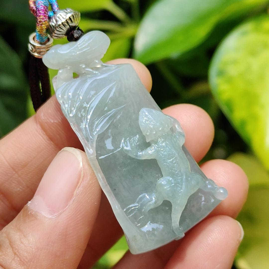 Good Quality Natural Type A Jadeite Jade crafted with shape of Lizard as Pendant, certificate weighs 15.23 grams, measurement 44.6 * 21.8 * 9.7 mm (pendant268)