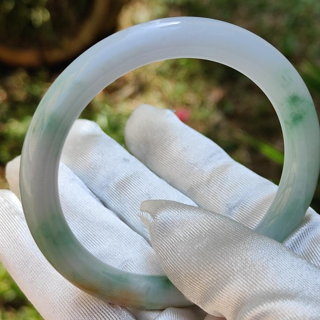 Premium Quality Green and Yellow Natural Type A Jadeite Jade crafted with shapes of Perfect Circle represent Blessed shape bangle, with certificate weigh 36.75 grams, measurement 8.6 * 8.3 (bangle2)